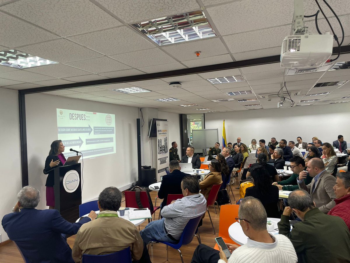 DIANColombia's tweet image. 🛑¡Acciones concretas! La Mesa Regional Anticontrabando Centro definió operaciones conjuntas coordinadas en centros de acopio, puntos de control en las vías regionales, mesas locales y seguimiento bimestral que permitirá proteger la industria nacional. 📊#TodosContraElContrabando