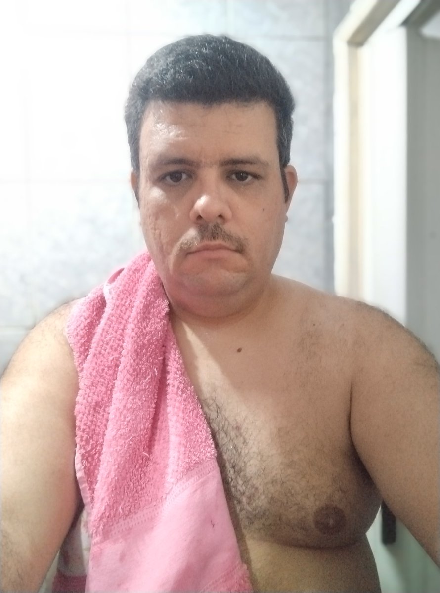 gilproque's tweet image. Até que me achei interessante de bigode, uma pena que nem isso é permitido lá no trabalho... Tive que ficar de cara 100% lisa.