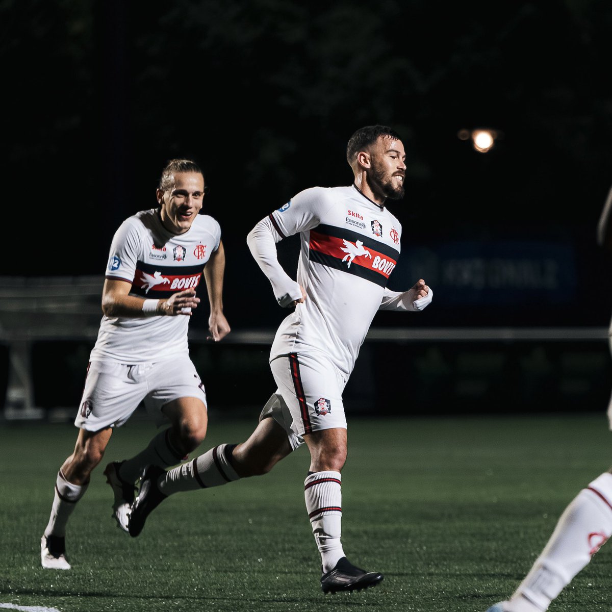 FCFleury91's tweet photo. - @ClementBadin, 𝐞𝐧 𝐩𝐞́𝐭𝐚𝐫𝐝 et 𝐭𝐨𝐮𝐭 𝐬𝐨𝐮𝐫𝐢𝐫𝐞 face à Villers Houlgate ☄️😁 https://t.co/QF22xTDET1