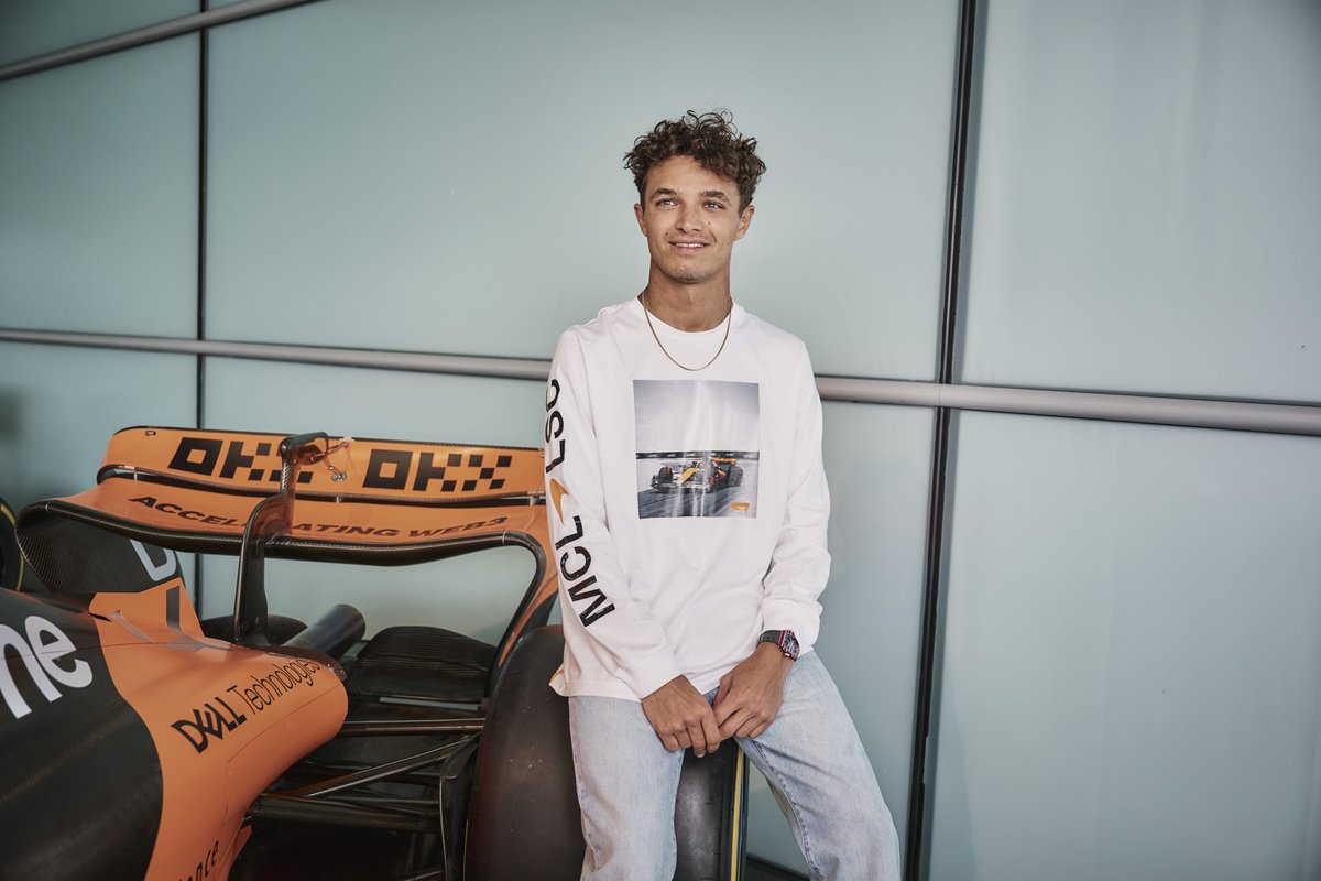 Estilo clásico + velocidad moderna = una nueva colección Levi’s® x McLaren Racing. neomenmx.com/2024/10/22/lev… ¿Qué opinas de la influencia del automovilismo en la moda? #ModaMasculina #LevisxMcLaren #EstiloYVelocidad