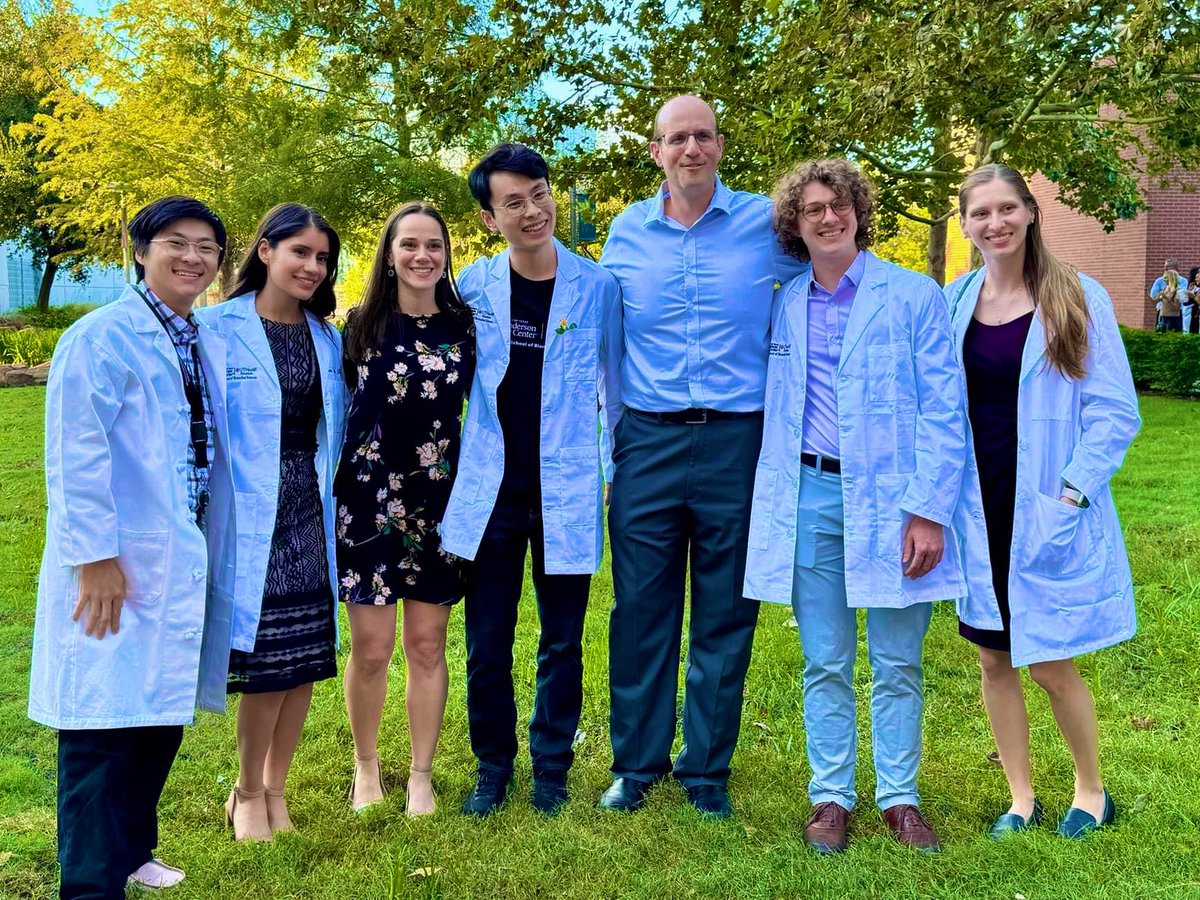 A few more rising stars ✨ from the IROC lab at the <a href="/MDA_UTHGrad/">MD Anderson-UTH Grad</a> lab coat ceremony: Michael Yang, <a href="/DianaCarra63940/">Diana Carrasco</a> Lian Duan, <a href="/HaydenScottMedP/">Hayden Scott</a> and <a href="/A_Gearhardt/">Angela Gearhardt</a> 
#MedPhys