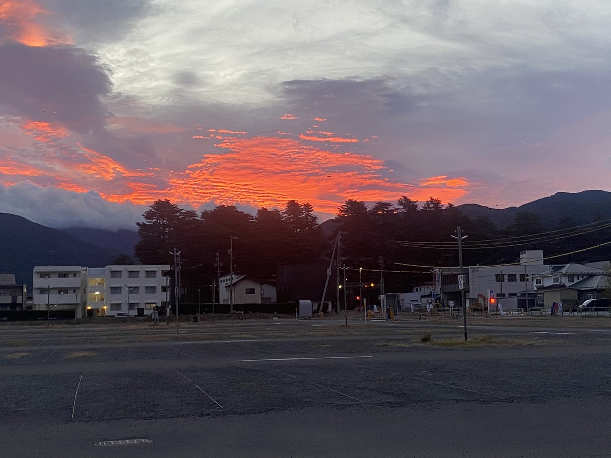 MountButaModern's tweet photo. 朝ジョグなう！
あがたの森方向の朝焼けがステキ☀️ https://t.co/MXjKutB9FJ