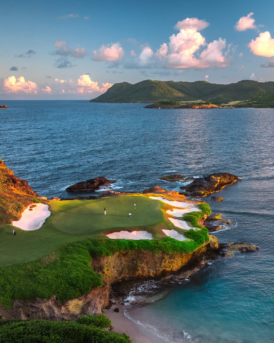The 16th hole is one of eight played along the shoreline, and once arriving at the green, you'll see why Point Hardy Golf Club has been deemed a golfer's paradise.

📷 <a href="/sjoman_jacob/">Jacob Sjöman</a>
