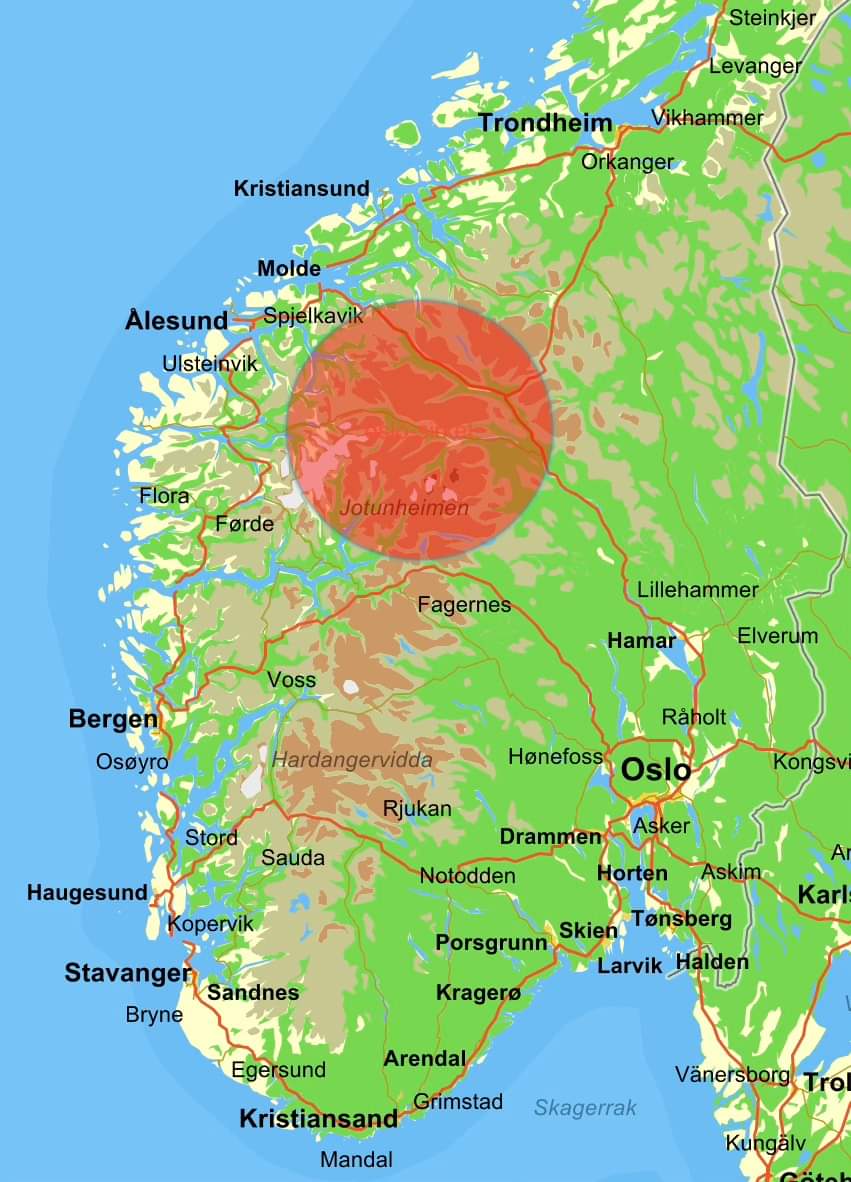 madamknipe's tweet photo. Set passar-spissen i Lom/Skjåk og lag ein sirkel 150 km brei. Dette området blir heilt utan vidaregåande skular. Så den samme sirkelen over Mjøs-området og Oslo-området. 
💜Vi ber på ingen måte om skular på kvar ein haug.💜

Sondre Morken Bøye, TAFI, illustrerer. https://t.co/gsWWgWMSVT