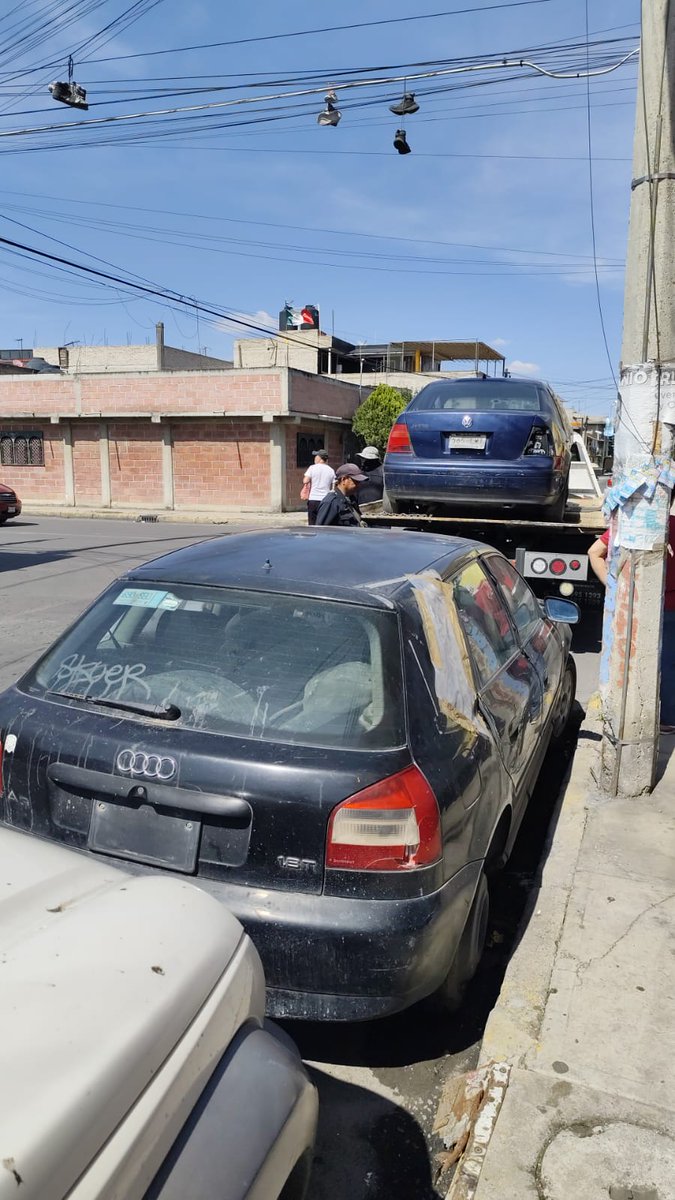 TransitoNeza's tweet photo. #LiberaciónDeVialidad | En atención a los diferentes reportes por #RedesVecinales, 👮🏻👮🏻♀️policías del sector 12 “Perla” en conjunto con #TránsitoMunicipal y la subdirección de Redes Vecinales, realizaron el retiro de 🚗vehículos abandonados en la colonia Esperanza. https://t.co/hr2Zv8vinu