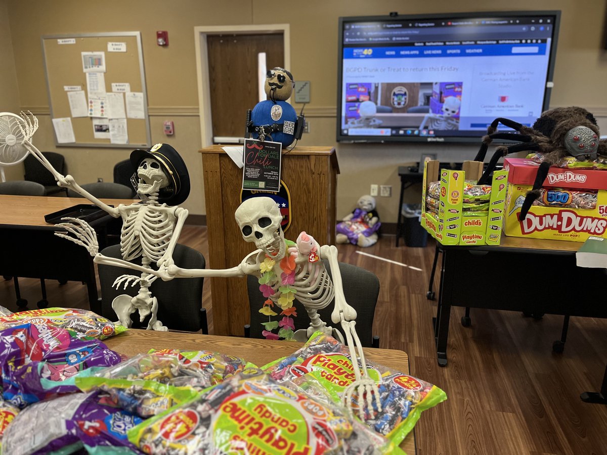 BGKYPolice's tweet photo. We cannot wait for Friday!

Dollars for Dale Chilli Lunch: 11am-1pm
Trunk or Treat: 6-8pm 

#halloween #bgky #trunkortreat #pringlesback #pringlerevenge #blamelori #allthecandy #hoss #fillupthetrunks #minibgotthekitkats #pringlesquad https://t.co/BM66FuuKcX