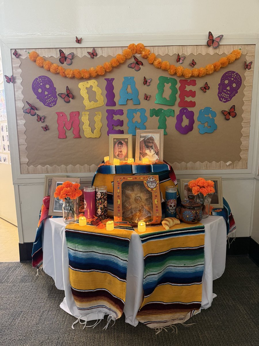 RooseveltElemSM's tweet photo. Ms. Franchi’s TK class learned about Día de los Muertos with a beautiful presentation led by their amazing class parents! 💀🌸 Honoring tradition and community with such heart. Thank you to everyone who made it special! #DiaDeLosMuertos #TKClass #Community #SMMUSD https://t.co/iI5qPhTFfD