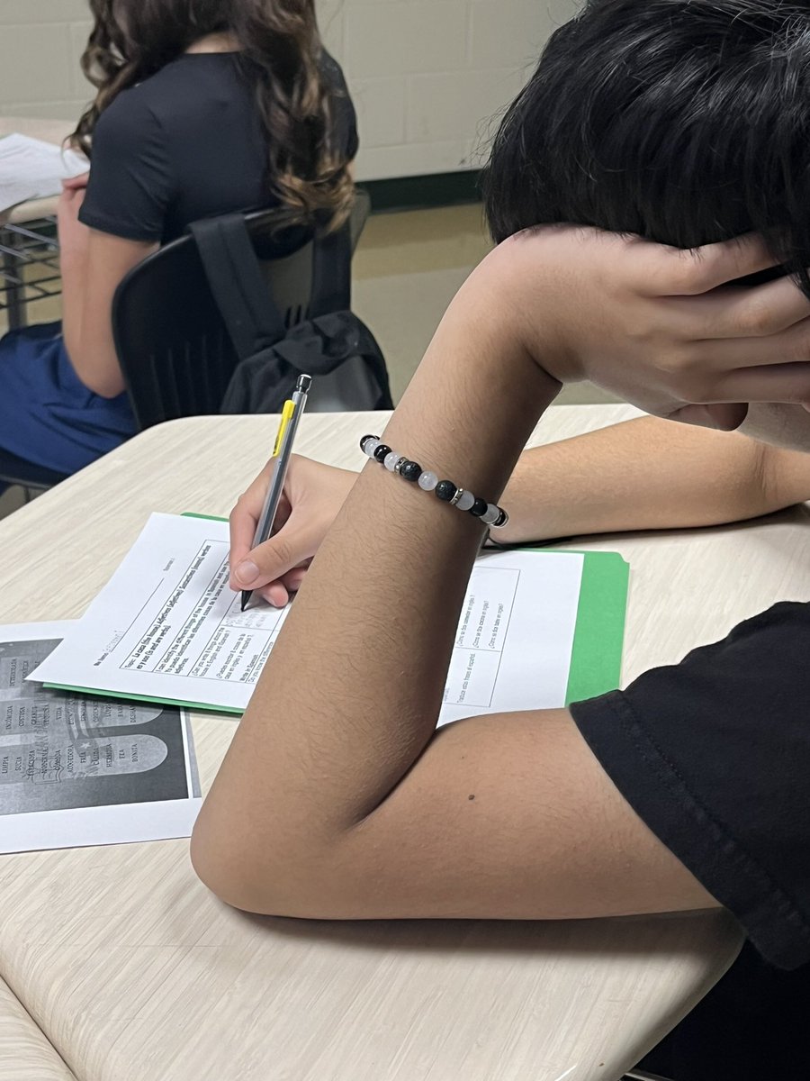 Ms. Albinus’s Spanish class is mastering home-related adjectives and using focused notes to deepen their learning! Proud to see students applying AVID strategies to build language skills. ¡Excelente trabajo! #Lex2Proud #FocusedNotes #AVIDinAction
