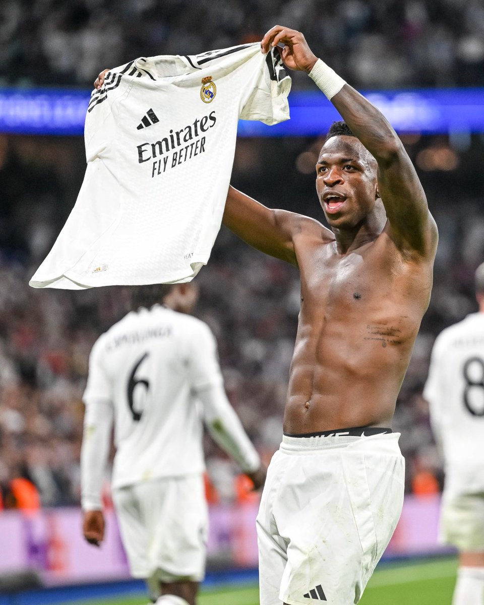 أفضل لاعب في العالم يرفع قميص أفضل نادي في تاريخ كرة القدم. 👑🤍