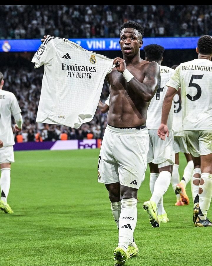 No enseña su nombre, enseña la camiseta del Madrid. Entendió desde el primer día a dónde había llegado y se puso a altura. Don Vinicius.