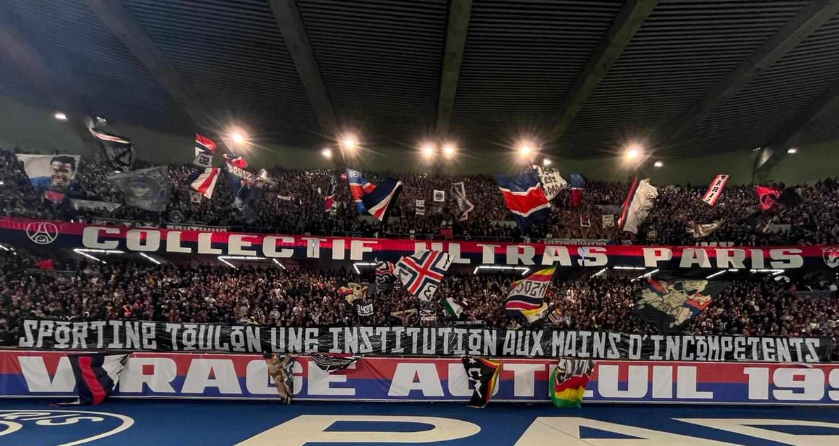 toulonmerite's tweet photo. Banderole des ultras parisiens en #championsleague pour @PSG_inside - @PSV : "Sporting Club Toulon une institution aux mains d'incompétents. Claude Joye lâche l'affaire".
#Toulon  #Paris #club #vendre @Var_Matin @BFMVar @lequipe @RMCsport @AfterRMC @JoseeMassi @VilleDeToulon #PSG https://t.co/ZcDtX04Hyz