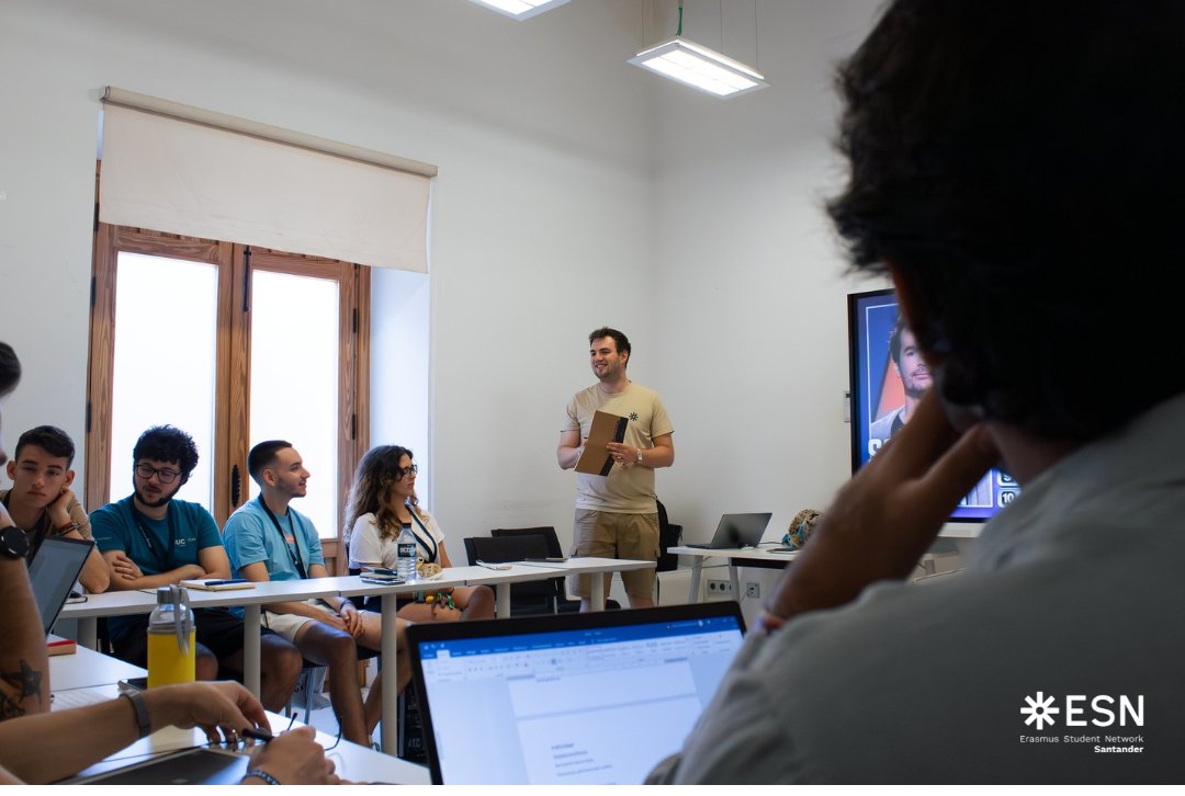 En julio participó en KINESI, el evento formativo por excelencia de <a href="/ESNSpain/">Erasmus Student Network España 🇪🇸</a>, nuestro voluntario Luis Martínez Maza. Allí pudo formarse en materias como legalidad, presupuestos y tesorería, herramientas de organización e implementación de IA y resolución de conflictos.