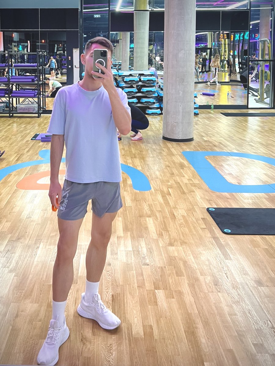 Первый раз за 5 месяцев сходил в зал. Решил начать с групповой йоги. 1,5 часа пролетели как один миг. Получил удовольствие, потянулся, разгрузил голову немного. Потом полчаса в хамаме, и вот – чувствую себя получше. Постараюсь потерянные мышцы восстановить хотя бы до НГ