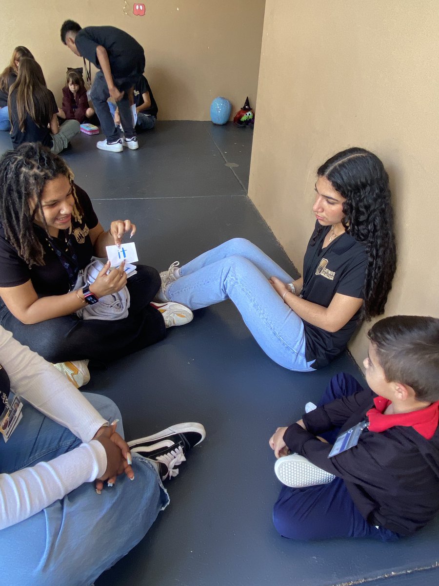 Teaching the alphabet and sight words today at tutoring. #LatinosInAction #ProgressNotPerfection #WildcatPride <a href="/latinosinacti0n/">Latinos In Action</a> @PrincipalWHS <a href="/Flamingo_Elem/">Flamingo Elem</a>