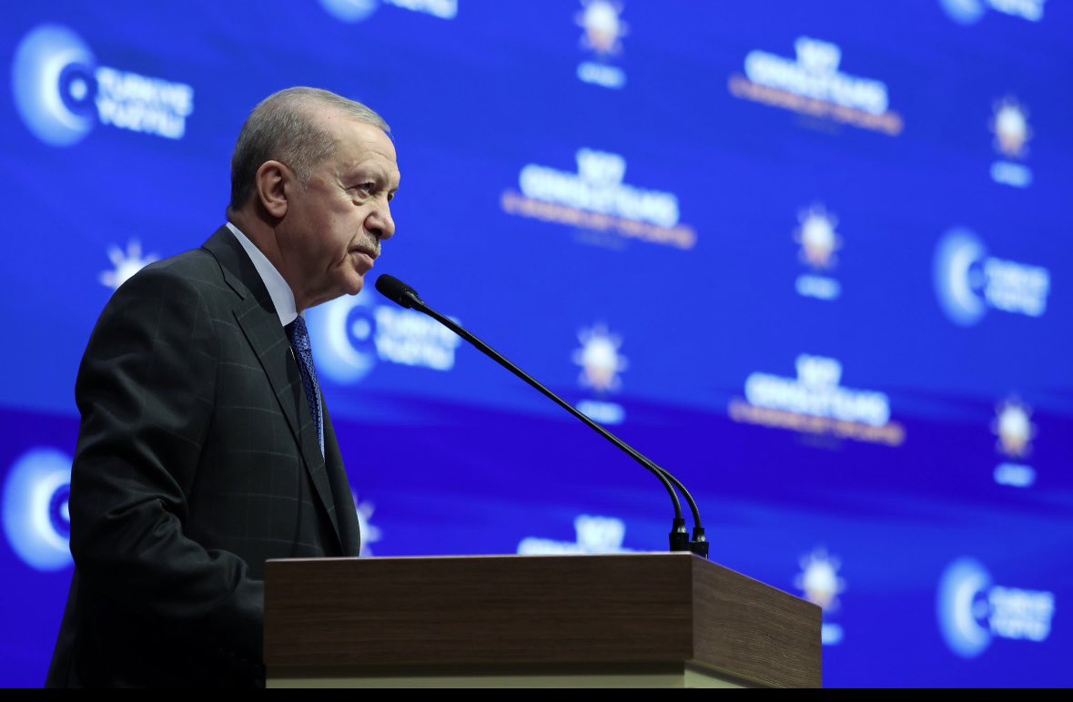 avabdullahguler's tweet photo. Cumhurbaşkanımız Sn.@RTErdogan;

Türkiye’nin geleceğinde teröre ve terörün karanlık gölgesine yer olmadığını herkesin idrak etmesini bekliyoruz.

Bu doğrultuda, Cumhur İttifakı tarafından açılan tarihî fırsat penceresinin, kişisel hesaplara kurban edilmemesini ümit ediyoruz.

Siyaset kurumu, Meclis, sivil toplum, basın, akademi ve topyekûn millet olarak hep beraber terörün ve şiddetin olmadığı bir Türkiye’yi inşa edelim istiyoruz.