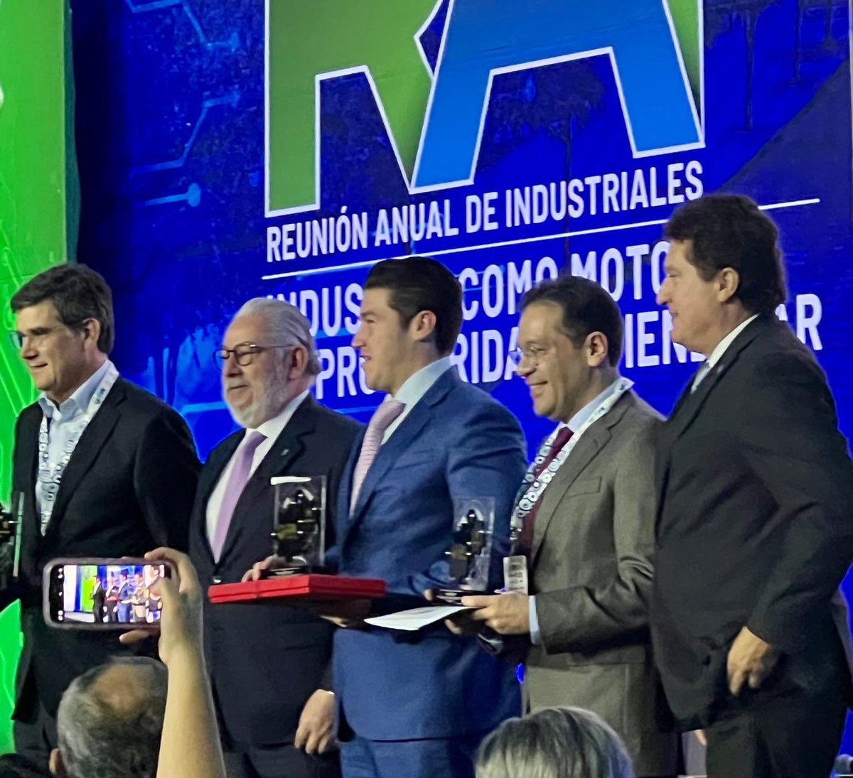 LuisAntoRamirez's tweet photo. En #Monterrey NL, participé en la “Reunión Anual de Industriales” organizado por la @CONCAMIN; hablamos sobre las oportunidades que tienen las #Pymes para integrarse a las cadenas de valor. Agradezco a @AMalagonB por la invitación. @Claudiashein @R_Ramirez_O @NafinOficial https://t.co/ZpiizVoS0h