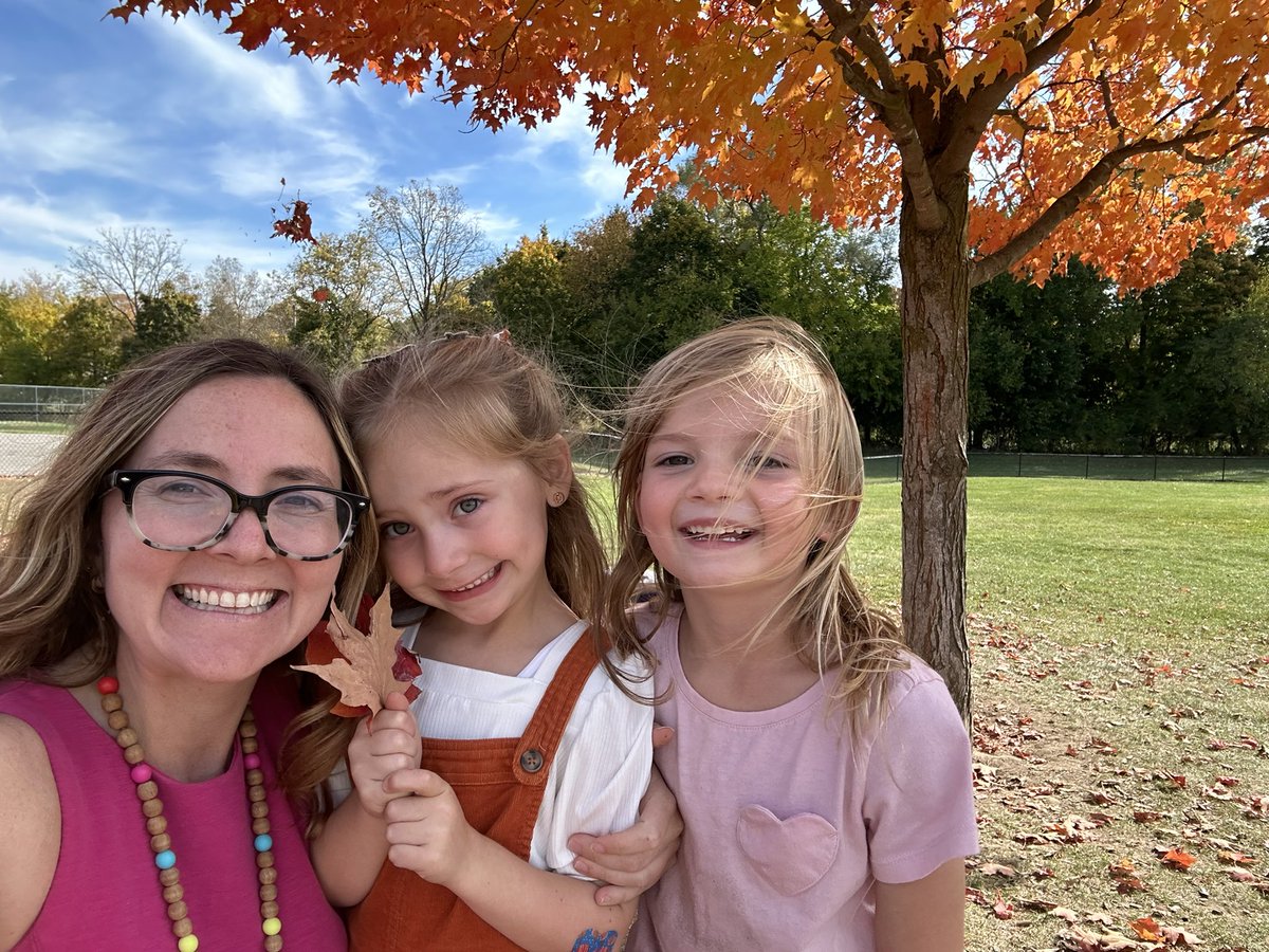 MissConnsClass's tweet image. The best fall day! 🍁 ☀️