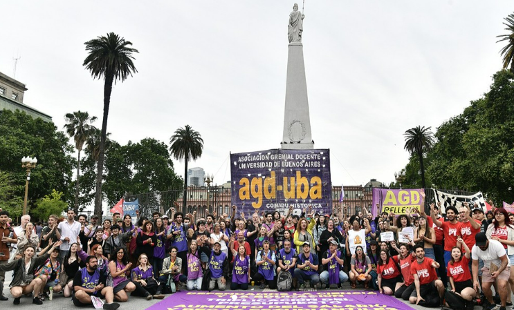 Today I gave a public talk with <a href="/alex_callinicos/">Alex Callinicos @alexcallinicos.bsky.social</a> at Plaza de Mayo, as part of a teach-in organized by the teachers' union <a href="/UbaAgd/">AGD-UBA</a>. 

It’s essential that we defeat Javier Milei’s attacks on Argentine universities.