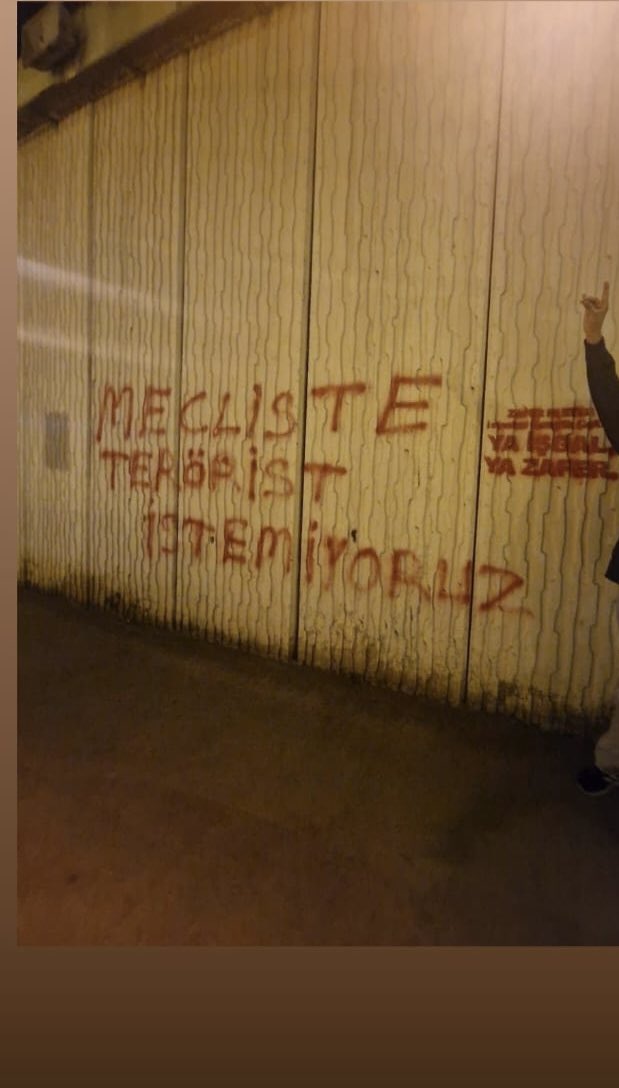 umitozdag's tweet photo. İstanbul Pendik Zafer Partisi teşkilat başkanı “Mecliste terörist istemiyoruz” duvar yazısı yüzünden karakola götürülmüş. İfadesi almıyor. Eğer duvara “Öcalan mecliste konuşsun” yazsaydı, kimse onu karakola götürmezdi. @zaferpartisi https://t.co/Upv4uss3Hc