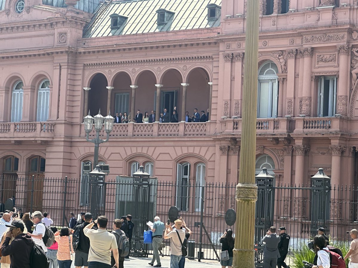 Resulta que estábamos enseñando sobre la invisibilidad de las estructuras que condicionan el acceso a la universidad y la estructura apareció por el balcón para festejar su cumpleaños. Claro que le cantamos.