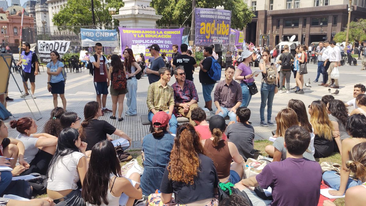 AndresScharager's tweet photo. Resulta que estábamos enseñando sobre la invisibilidad de las estructuras que condicionan el acceso a la universidad y la estructura apareció por el balcón para festejar su cumpleaños. Claro que le cantamos. https://t.co/6jVK9eXTEz