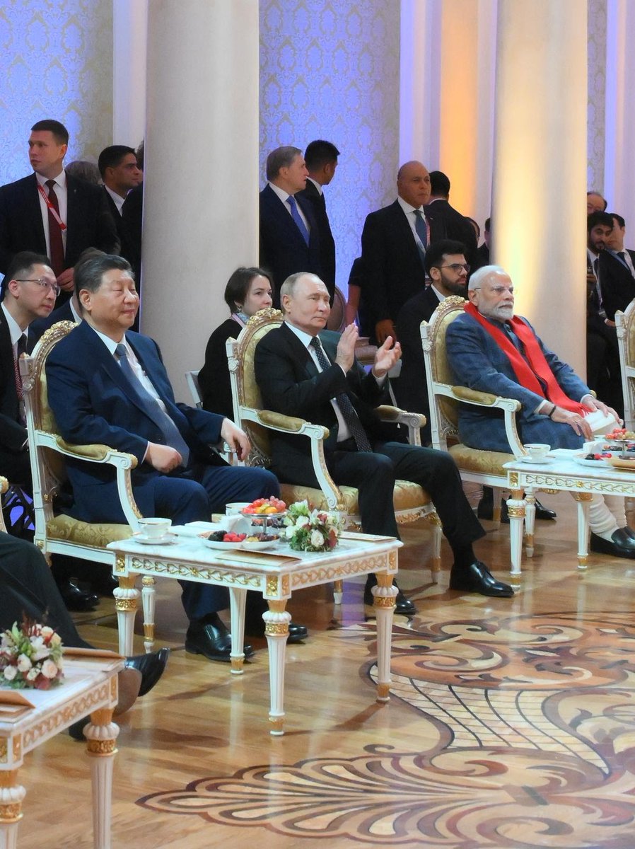NewsAlgebraIND's tweet photo. HUGE 🚨 Game-Changing Pictures in World Politics !!

WEST WON'T LIKE IT !!

PM Modi will hold bilateral meeting with Chinese President Xi Jinping on October 23 (today) in Kazan, Russia.

India and China have firmed up the HISTORIC agreement on patrolling by their militaries along the LAC in eastern Ladakh.