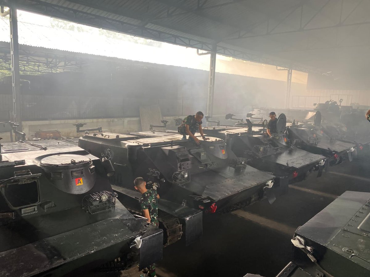 Jatosint's tweet photo. 21/10/2024 #MotorpoolMonday

Marines attached to Indonesian Navy #TNIAL 1st Marine Force testing the engines of their BTR-50 and LVTP-7 amphibious APCs

📸1st Marine Force https://t.co/mdhs3Mt7Ib