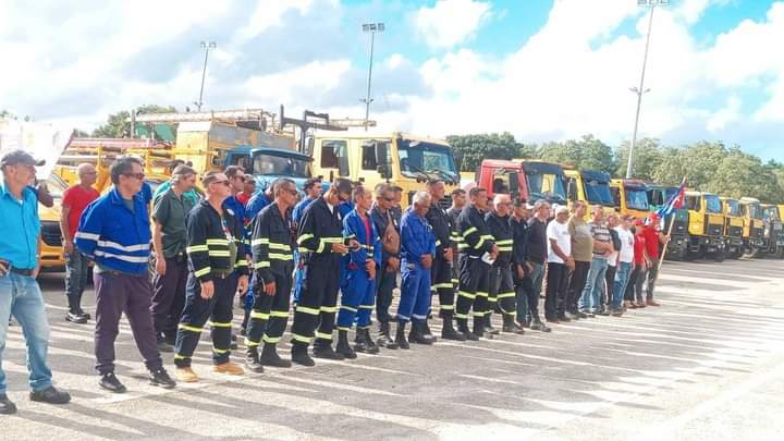 Migdali83373126's tweet photo. Con  espíritu de unidad y solidaridad,  salen hacia la provincia de Guantánamo contingentes de trabajadores eléctricos y de la construcción de #Holguín para brindar ayuda solidaria por los daños causados por el huracán Oscar. juntos avanzamos! 💪🇨🇺  #FuerzaGuantánamo
@DiazCanelB https://t.co/wk2VJph4If