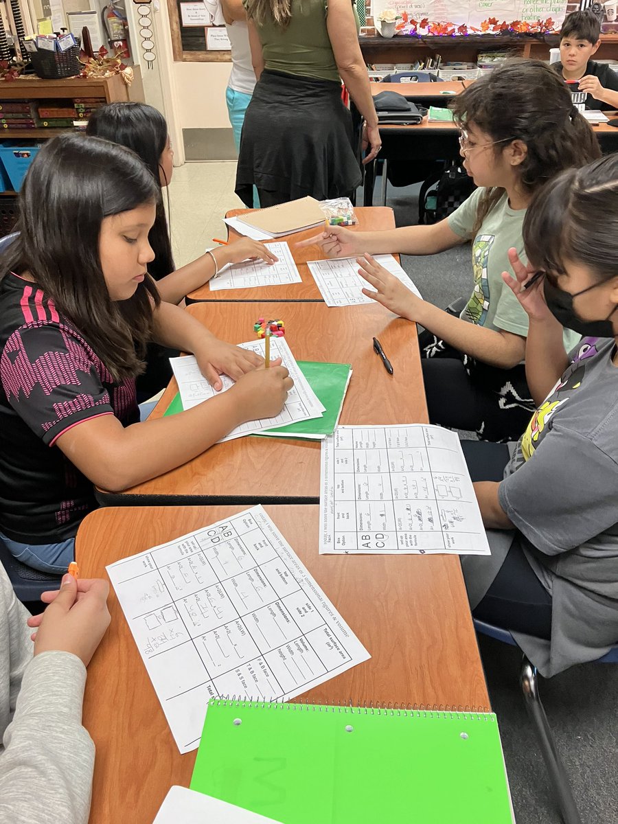 penceSBUSD's tweet image. 6th grade students in Ms. Flores’ class collaborating to represent 3 dimensional figures. @sbusd_news #pencepenguins #sbusddreambuilding  @Supt_SBUSD