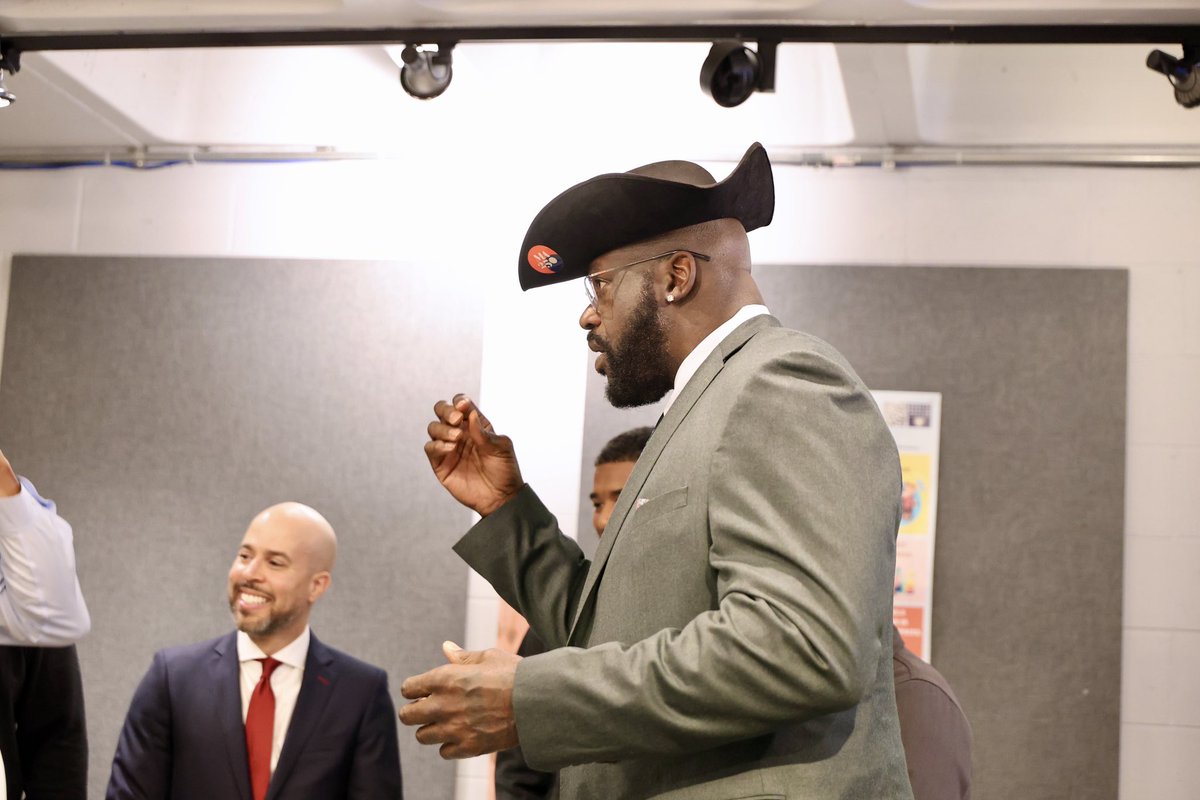 It’s @Celtics Banner 18 Day, and the Inside crew is LIVE from Boston! Can’t wait to watch these guys on @NBAonTNT from City Hall Plaza. 

Great to see you, Charles, Shaq, and Kenny! Glad I could help you show off some Massachusetts pride.