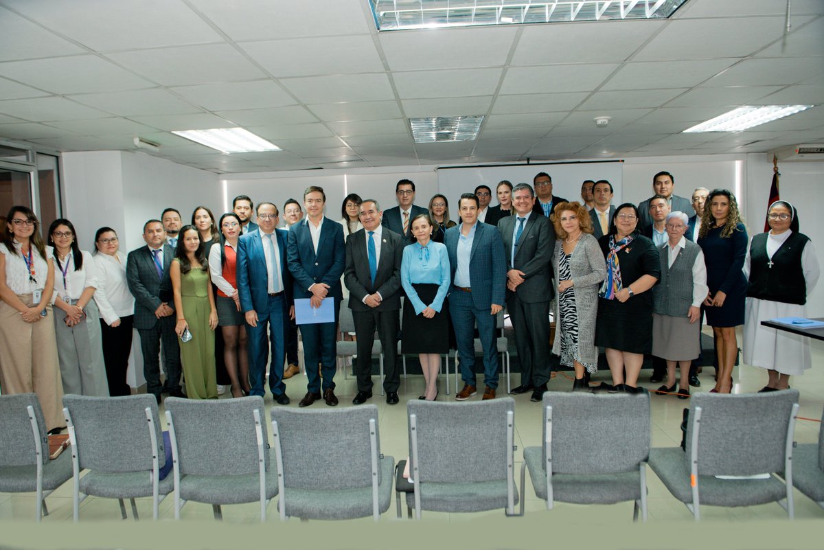 📷📷 El 21 de octubre de 2024, el Ministro de Salud, Dr. Manuel Antonio Naranjo, se reunió con ACHPE para tratar temas claves del sector de la salud.  Leer más: acortar.link/9SfaSs
#saludecuador #achpe #Salud