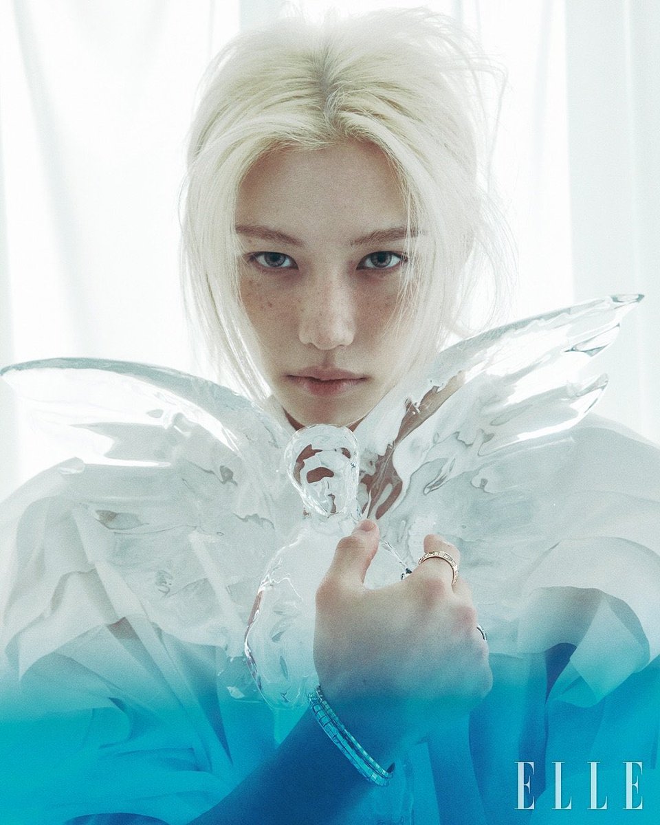 skzinfoespmx's tweet photo. INCREÍBLES FOTOS DE FELIX PARA ELLE KOREA

La revista ELLE lanza estas increíbles imágenes del Photoshoot de Felix luciendo espectacular con prendas blancas y tonos azules ❤️ https://t.co/9r9iTsyeZA