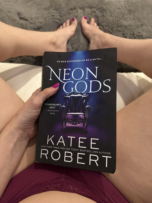 New book?? I can’t wait to snuggle up with my dogs and read it tonight! https://t.co/LB70GZsErY
