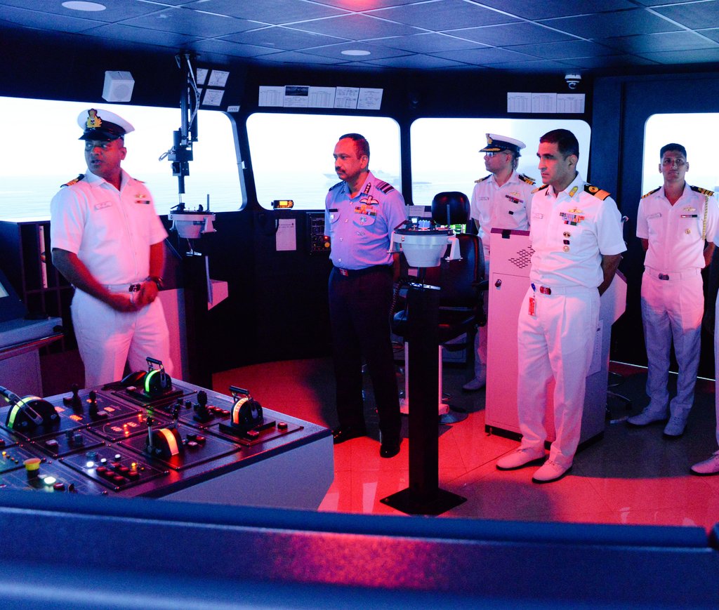 IN_HQSNC's tweet image. Further, #CINCAN visited various professional Training Schools at #SNC. He witnessed equipment training and demonstration of various state- of- the- art #simulators and training facilities. Visit highlighted strong focus on Operational integration towards #Jointmanship.…