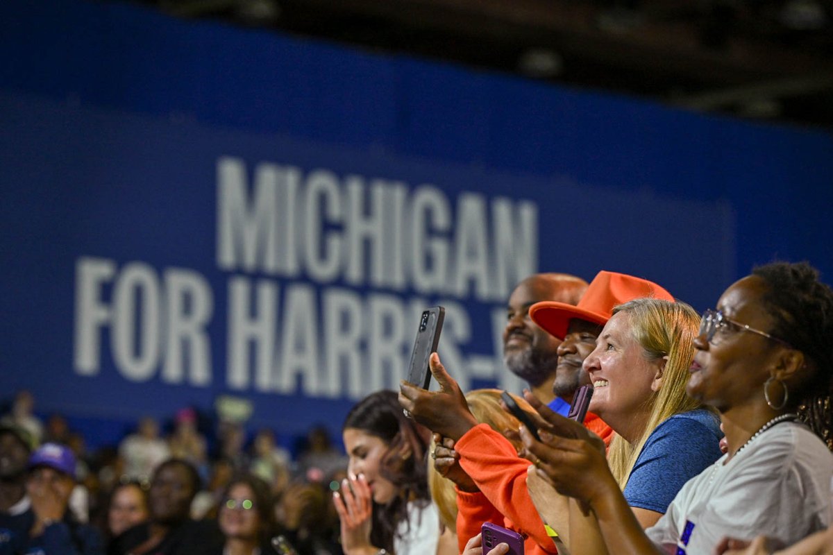 BarackObama's tweet image. I love being back in Michigan.

There’s a lot at stake in this election, but one thing is clear: @KamalaHarris and @Tim_Walz are ready to lead our country forward and deliver for the American people. But that can only happen if we all vote.

So vote early by mail, in person or on…