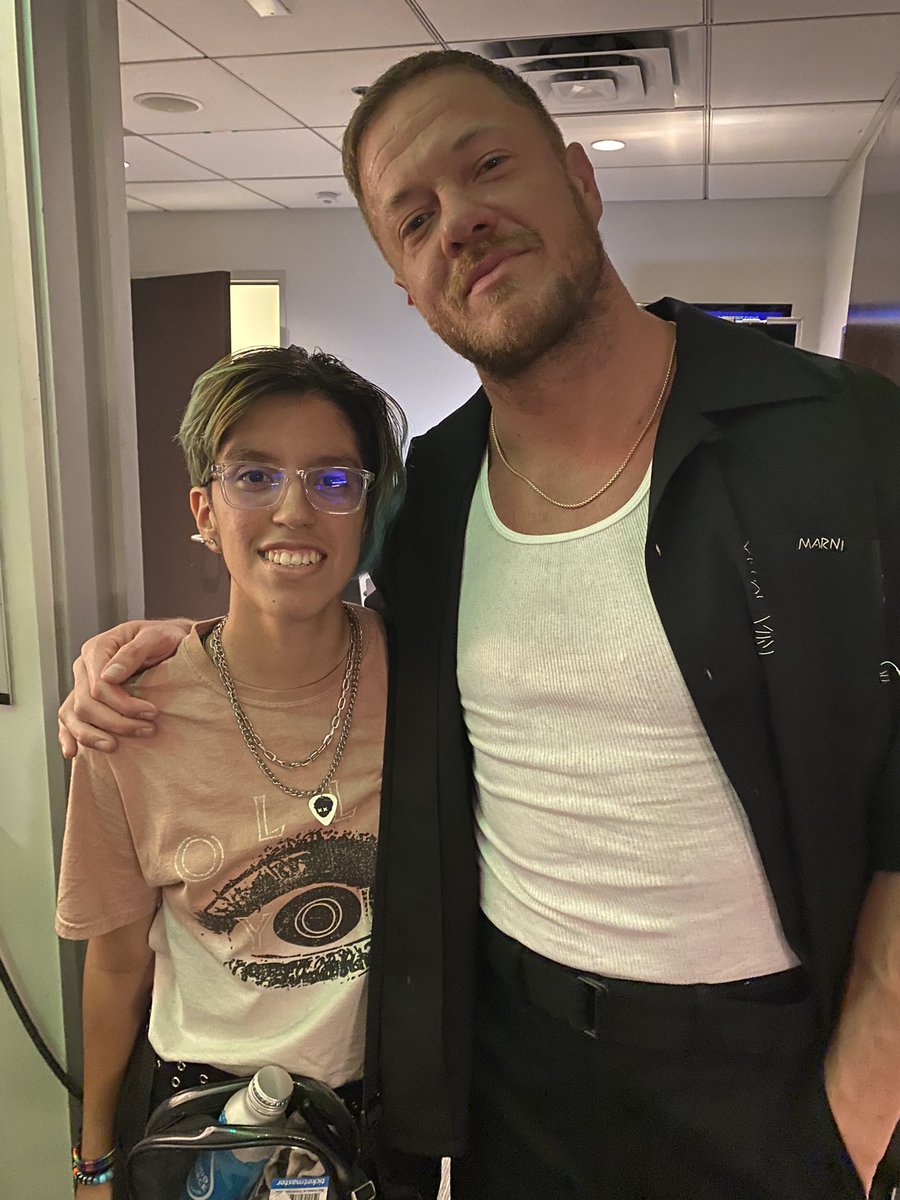 leobees_'s tweet image. what you don’t see is the way i started crying like two sentences in…genuinely speechless. 12 year old me stayed alive for this moment. so thankful.