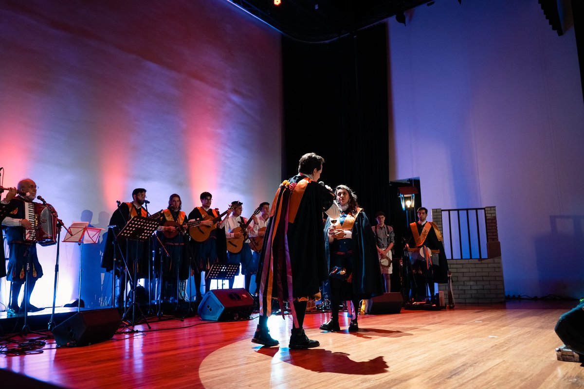 uazuay's tweet photo. 🎆 ¡Una noche de #música para celebrar junto a @elmercurioec! 

La #UDA, identificada con lo superior y el conocimiento científico al servicio de la sociedad, presenta a El Mercurio, Diario Independiente del Austro, su saludo y felicitación institucional con este recital a cargo de la Tuna de la Universidad del Azuay. 

🗞️ #CulturaUDA, revise la noticia y galería: https://t.co/MUtngOMZdj