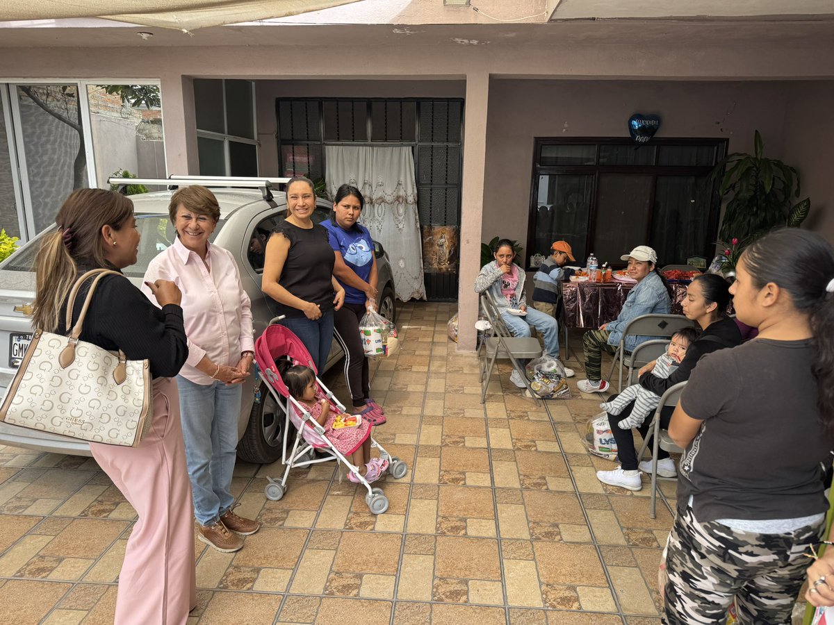 AngelicaC_GTO's tweet photo. Me da gusto poder ser una aliada del grupo #PROMUR, con quienes trabajo en equipo para acercar más beneficios a las y los habitantes de #SanFelipe. 💜
A recooror el distrito para retribuir la confianza que me dieron, no les voy a fallar. 🙌🏻💙 https://t.co/Dlo5gTOqUp