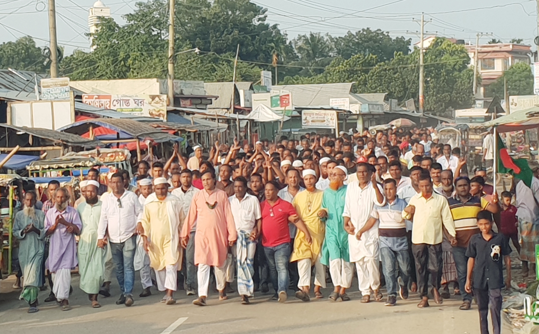 উপজেলা বিএনপির বিক্ষোভে অংশ নিতে চরপাকেরদহ বিএনপির বিশাল মিছিল