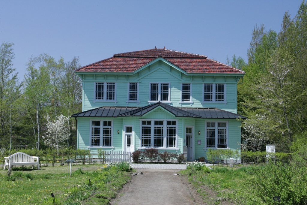 本日から,当館より徒歩5分の深沢紅子野の花美術館で「あいらしい高原の花と実たち」がスタートしました.浅間高原に咲く秋の花や木の実を描いた水彩画等約50点を展示.深沢紅子は堀辰雄や立原道造など軽井沢ゆかりの文学者と交友がありました.画像は「ヤマツバキ」(水彩,1992年).建物は国登録有形文化財.