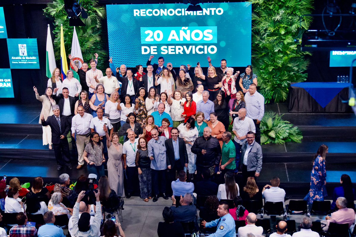 jonangiraldo's tweet photo. Reconocer y agradecer por la labor y el tiempo de los servidores públicos que han hecho parte de la historia de Medellín @talitaramirez @FicoGutierrez https://t.co/MJC6fVyfir
