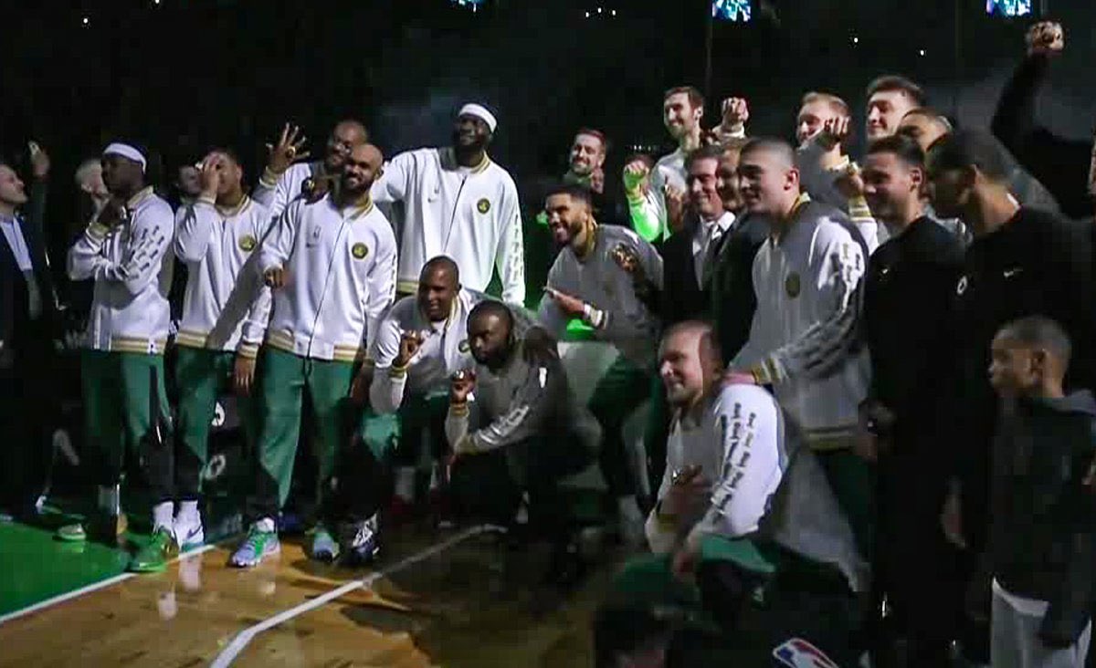 Celtics_Junkies's tweet photo. RETWEET IF YOU LOVE THE BOSTON CELTICS https://t.co/v0aii7Wncd