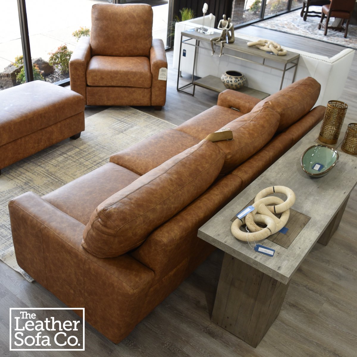 leathersofaco's tweet image. Bring warmth to your living space this fall with earth tones and wooden elements🍂

#TransitionalDecor #ModernHome #TexasMade #DallasFurniture #HomeDecor #DFWHomes #FriscoTexas #ModernDecor #DecorIdeas #KnoxHenderson #DallasGalleria #FallHomeDecor #ContemporaryFurniture