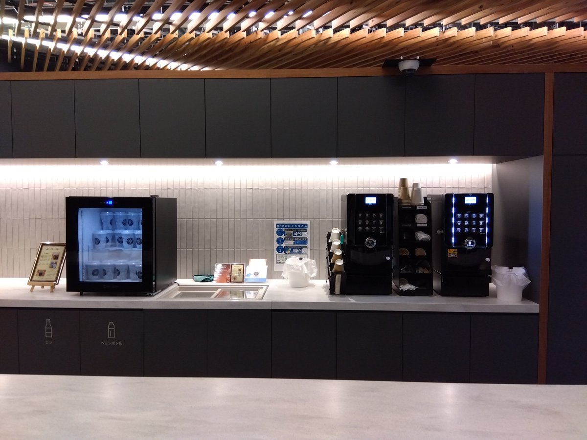 品川のオフィスにB,B,CAMP（コーヒーのみ）を設置させていただきました！
とにかく広くてオシャレな休憩スペースです。
マシン1台では追い付かず2台目を増設✨
ロックアイスのストッカーはカウンターに穴を開けて目隠し🧊
専用に設計していただいてます！

#企業公式相互フォロー