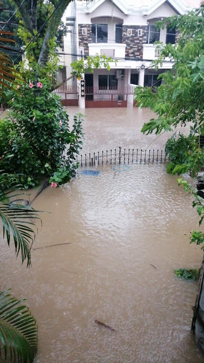 moderngarbo's tweet photo. Di pa po narerescue family ko.

Currently tumataas ulit ung water since may high tide by 8am😞

Di po nila kaya suungin ung baha dahil ang lakas ng current. Please help me spread this still #RescuePH #KristinePh @angatbuhay_ph https://t.co/Nbr7g7pp2G