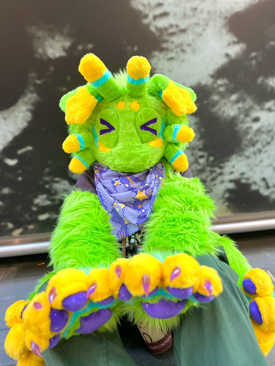 KiwiSodas's tweet image. Forgot to post this!! 
🛸Zucchini the alien is finished!! 🛸
⭐️⭐️⭐️
This guy was such a fun commission and I love how he came out!!