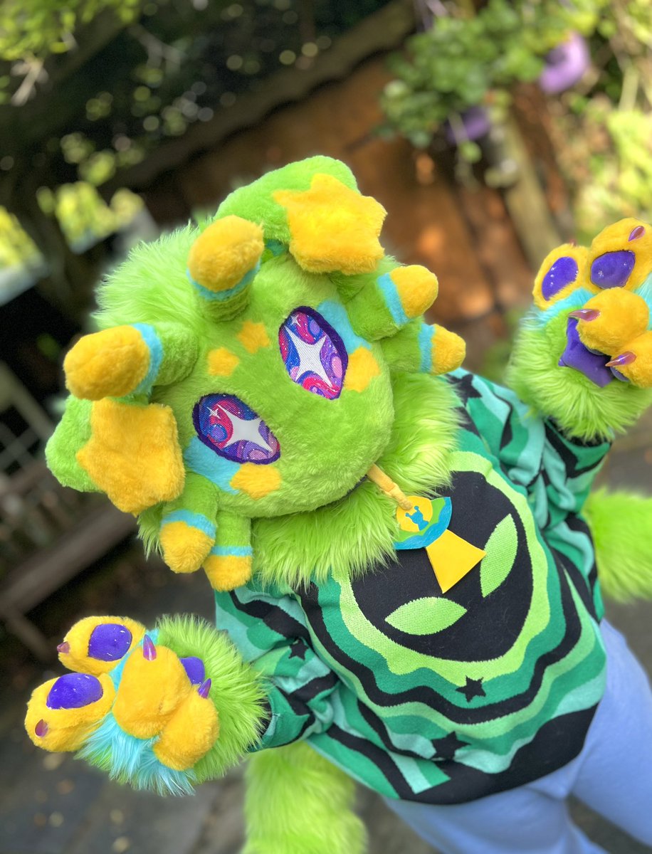 KiwiSodas's tweet image. Forgot to post this!! 
🛸Zucchini the alien is finished!! 🛸
⭐️⭐️⭐️
This guy was such a fun commission and I love how he came out!!