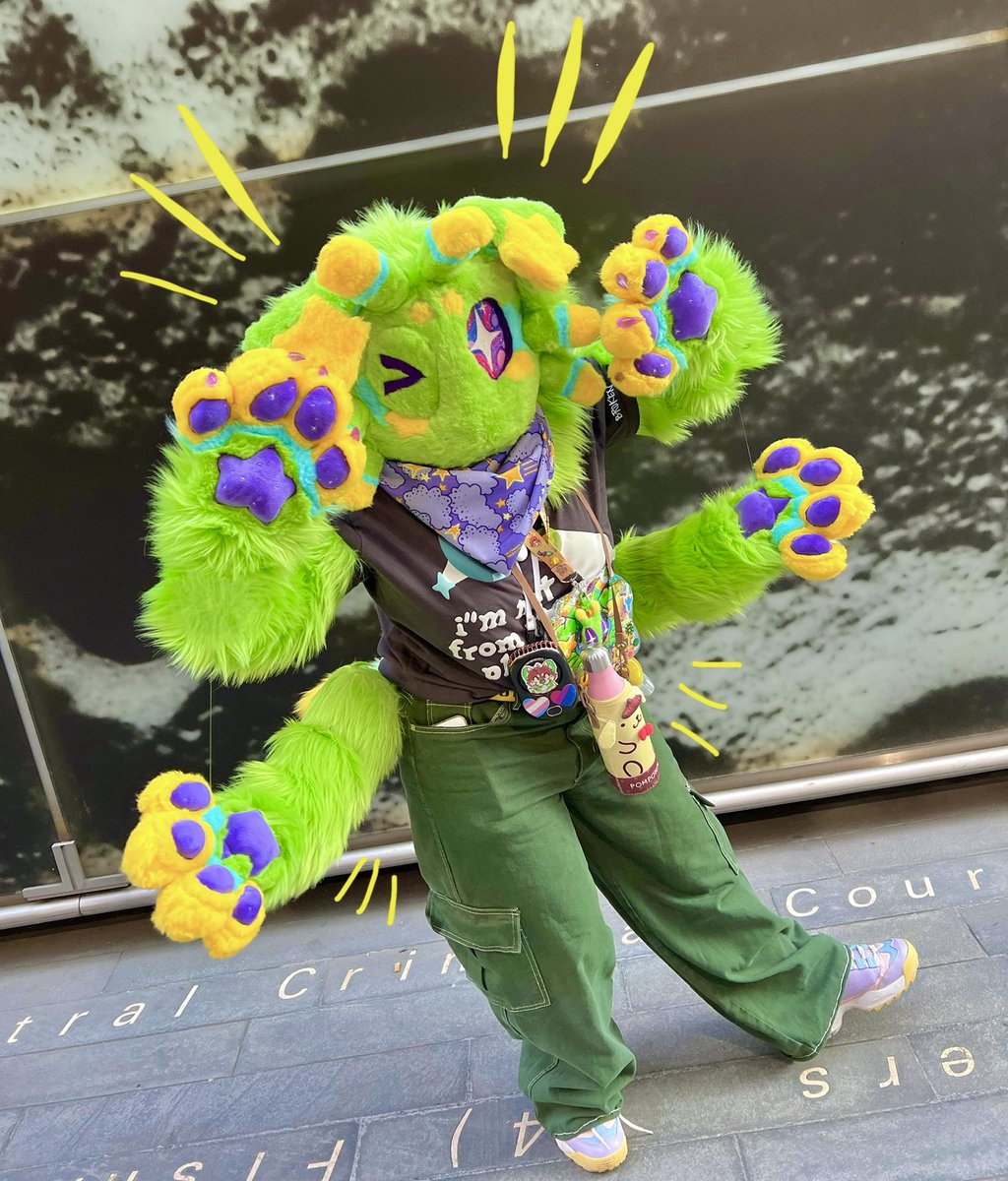 KiwiSodas's tweet image. Forgot to post this!! 
🛸Zucchini the alien is finished!! 🛸
⭐️⭐️⭐️
This guy was such a fun commission and I love how he came out!!