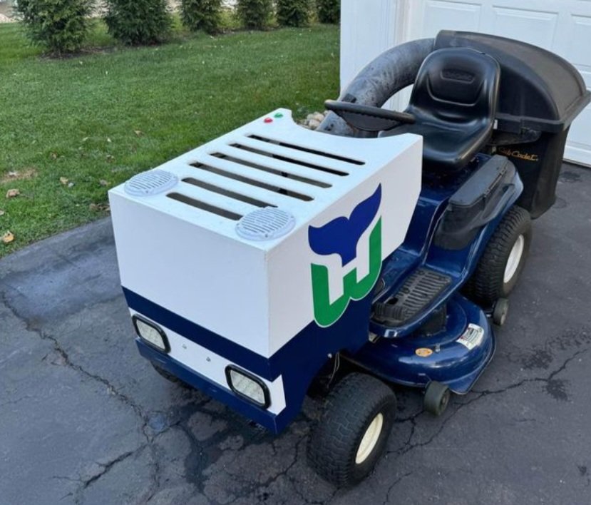 ctmuseum's tweet image. Just found the greatest lawnmower ever for sale near me. And yes, it plays Brass Bonanza. @Super70sSports @hockey_vintage @WhalersPlates #hockeyromance