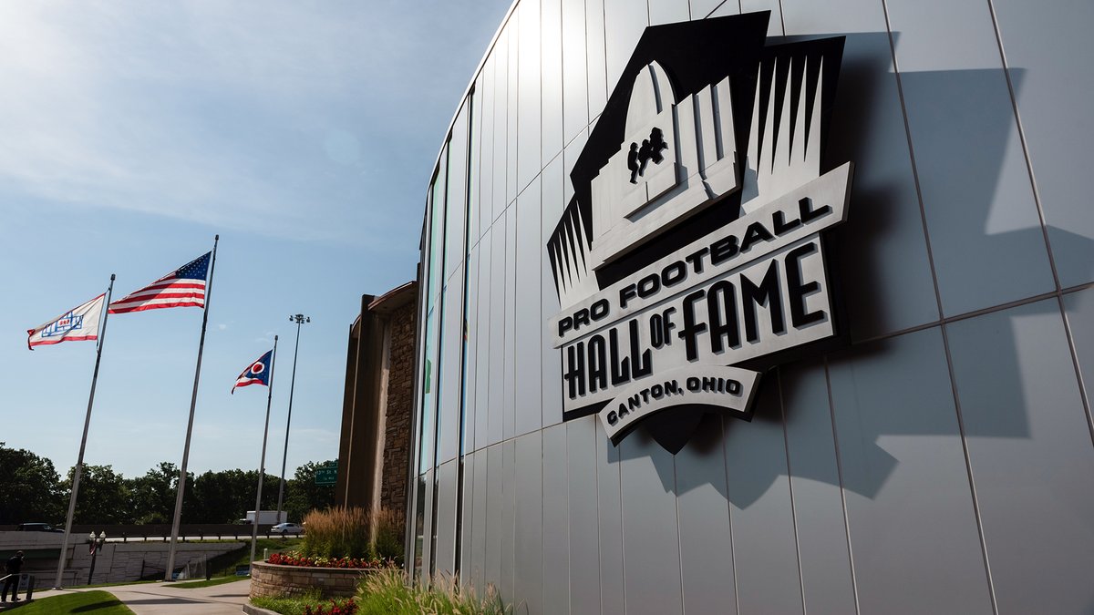 ProFootballHOF's tweet image. The Senior category has been reduced to 31 for the Pro Football Hall of Fame Class of 2025, presented by
@visualedgeit. #PFHOF25 

Full story: profootballhof.me/4fgH6z8